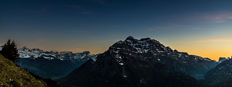 File:Glarner Bergwelt mit Glärnischmassiv, Gemeinde Glarus (22782799091).jpg