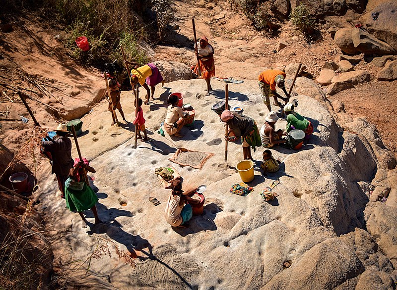 File:Gold Miners, Madagascar (27379656830).jpg