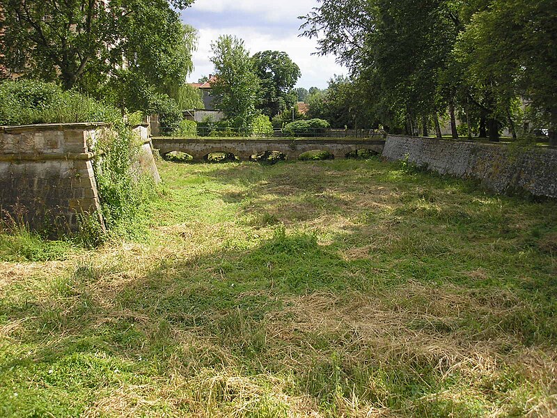 File:Graben Schloss Friedrichswerth.JPG