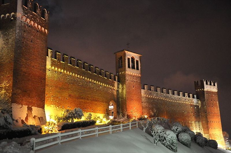 File:Gradara innevata 2.jpg