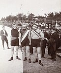 Grand Prix de Paris 1901. Segraren Ellegaard flankerad av tvåan Walter Rütt (t.v.) och trean Willy Arend (t.h.).