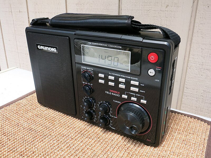 Grundig Intermedia 800px-Grundig_S450DLX_Field_Radio