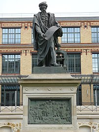 Monument à Gutenberg, ancienne Imprimerie nationale, rue de la Convention.