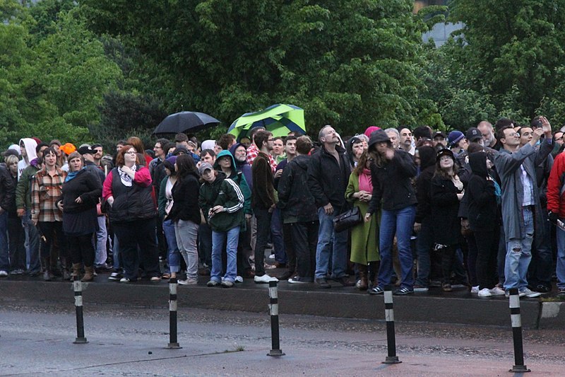 File:Hands Across Hawthorne 2.jpg