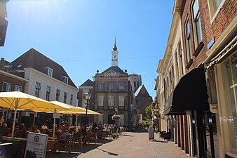 Markt met het Historisch Museum Den Briel in het oude stadhuis