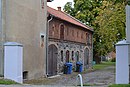 Hofbebauung, bestehend aus Scheune, Stall, Hofturm und Hofpflaster