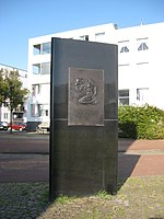 tekst op de plaat: OP 11 NOVEMBER 1942 WERDEN 367 JOODSE MEDEWERKERS VAN HOLLANDIA KATTENBURG TEZAMEN MET HUN FAMILIELEDEN 826 PERSONEN WEGGEVOERD NAAR DUITSE CONCENTRATIEKAMPEN.