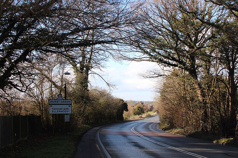 File:Hurst Green sign London Road - geograph.org.uk - 4401274.jpg