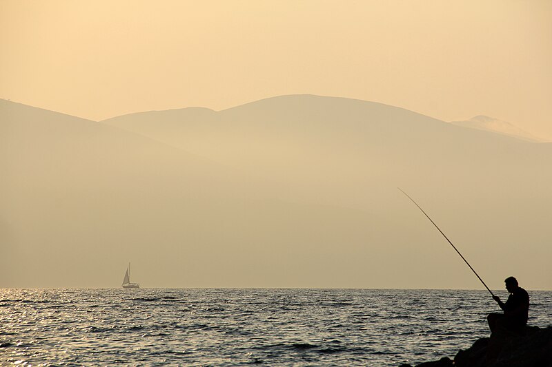 File:Il pescatore Valona Albania.jpg