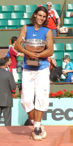 Nadal with the Coupe des Mousquetaires after winning the French Open in 2006.