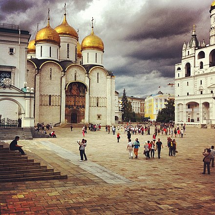 Соборная площадь московского. Успенский собор Московского Кремля. Успенский собор на Соборной площади. Кремль Соборная площадь Успенский собор. Соборная площадь Кремля в Москве храмы.