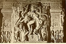 Рудра, ведийское божество и одна из форм Шивы, связанная со смертью, гневом и охотой. Фотография храмового барельефа 1913 года.