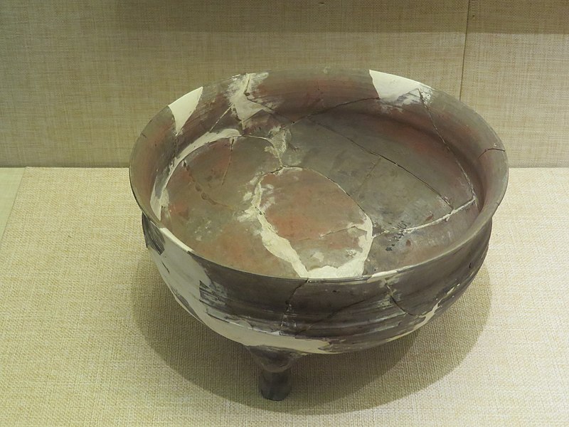 File:Inner Mongolia Museum red-painted three-footed grey pottery ding.jpg