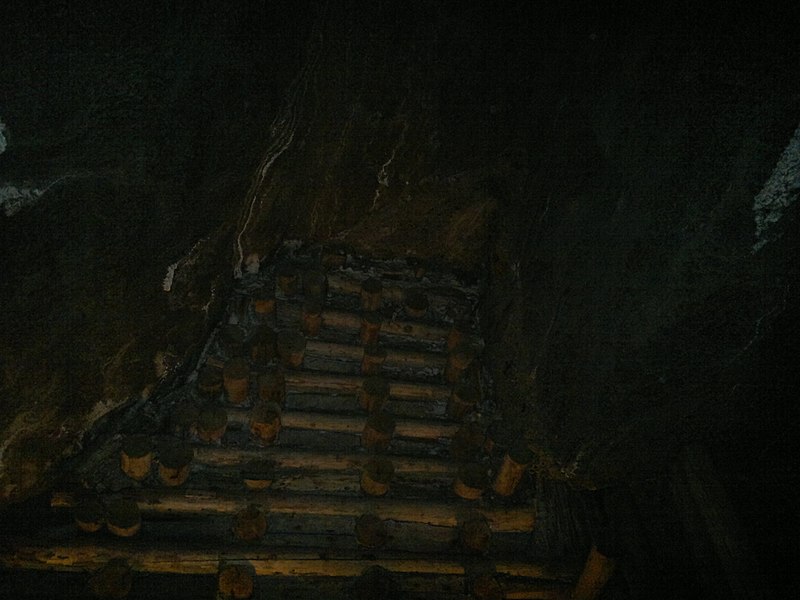 File:Inside the mine (7822105246).jpg