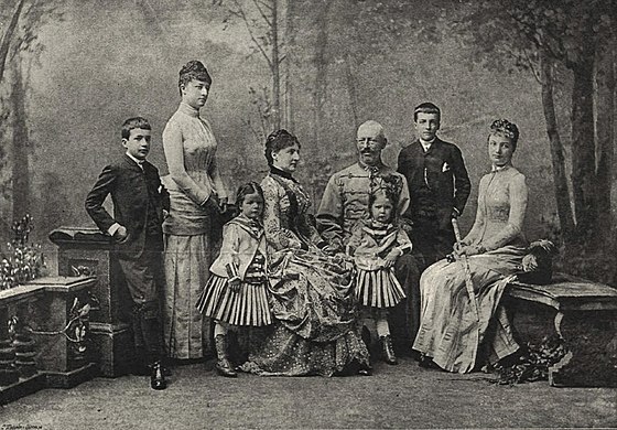 ヨーゼフ・カール大公とクロティルデ大公妃夫妻一家（1887年撮影）