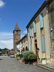 Balai kota dan menara lonceng di Monguilhem