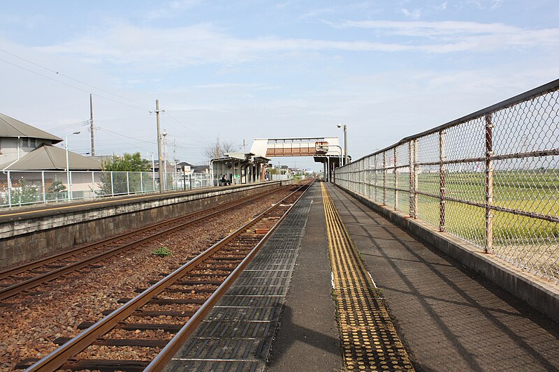 File:JR Ishihama Station Platform.JPG