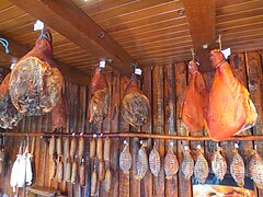 Charcuterie de salaison, saucisse et jambon cru fumé du Haut-Doubs.