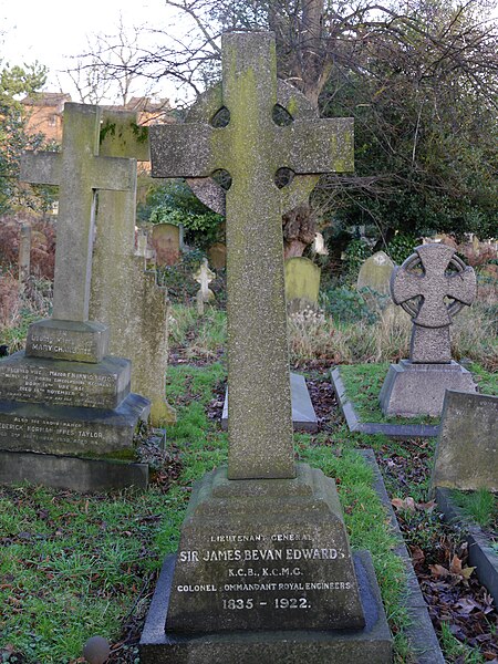 File:James Bevan Edwards Brompton Cemetery monument.jpg