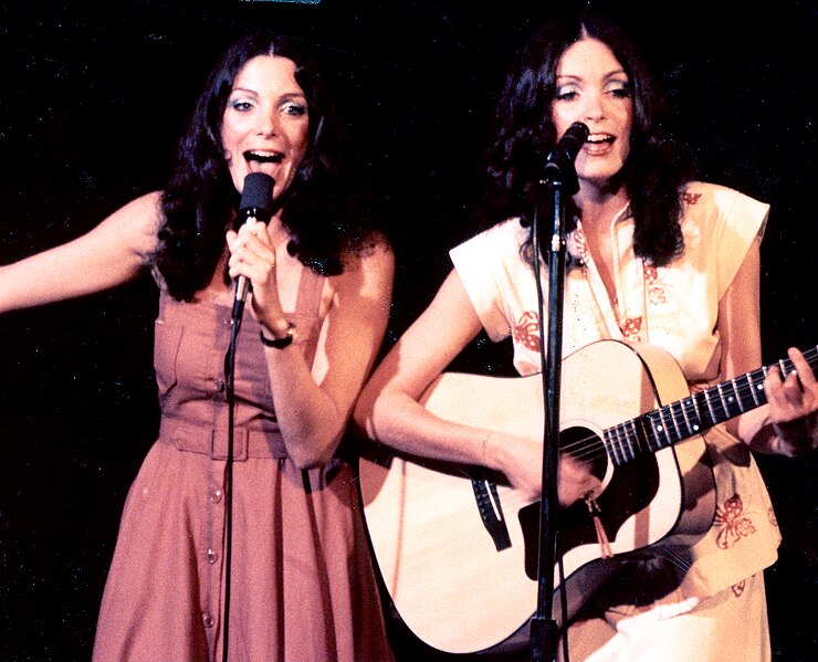 File:Jennie and Terrie Frankel perform at The Comedy Store - late 1970s.jpg