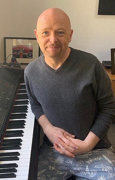 File:Jon Courtenay - pianist.jpg