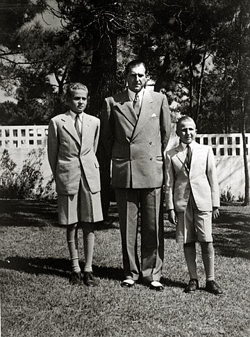 File:Juan Carlos de Borbón junto a su padre y su hermano Alfonso (1 de 1) - Fondo Marín-Kutxa Fototeka.jpg