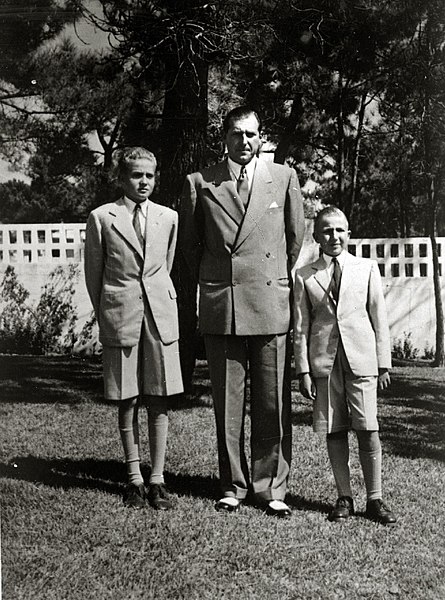 Fichier:Juan Carlos de Borbón junto a su padre y su hermano Alfonso (1 de 1) - Fondo Marín-Kutxa Fototeka.jpg