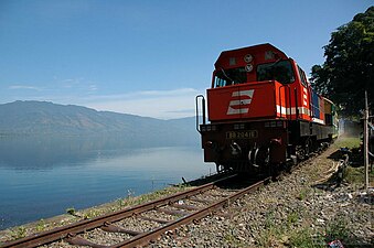 Zahnradlokomotive BB 204.16 auf der Fahrt entlang des Singkarak-Sees im Jahr 2009