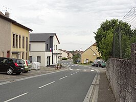 Hoofdstraat met het gemeentehuis van Kerprich-aux-Bois aan de linkerkant van de straat