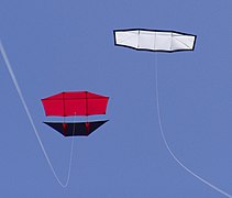 Zwei Leichtwinddrachen am Himmel: ein DoPeRo (Doppelter Pearson Roller) und ein Genki