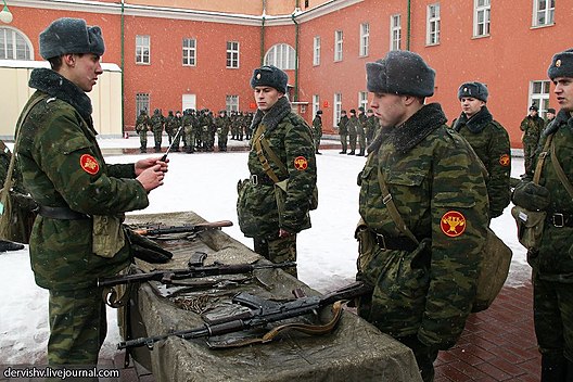 Presidentens regemente i camouflagefärgad fältuniform med pälsmössa.