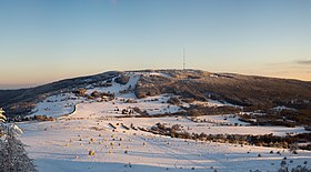 Le Kreuzberg vu depuis l'Arnsberg, vers le sud.