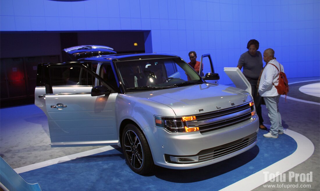 File:LA Auto Show 2012 (8257564424).jpg