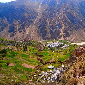 The municipality of Lloque in the foreground, behind in the valley of the Río Tambo