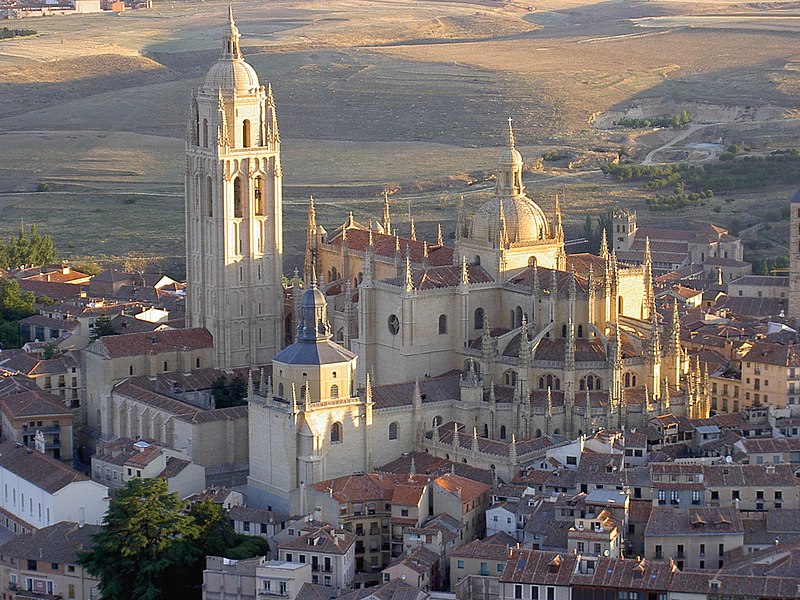 File:La-catedral-de-Segovia-desde-el-aire.jpg