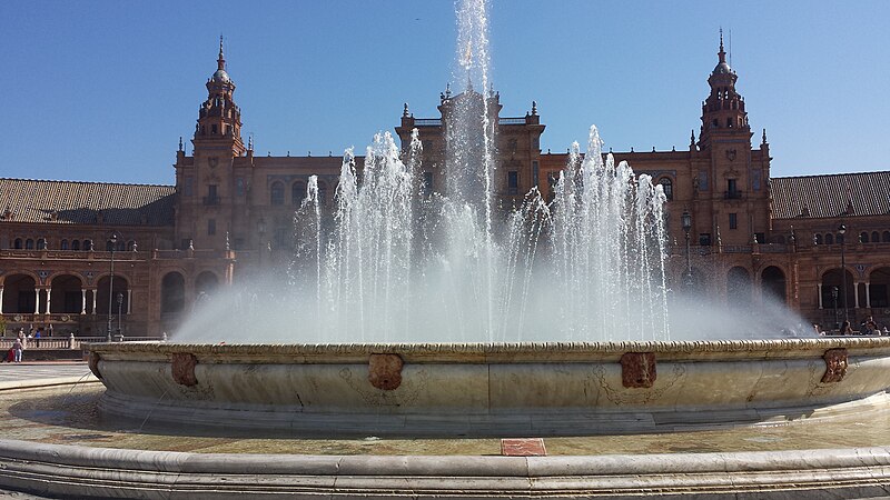 File:La fuente en la Plaza de España.jpg