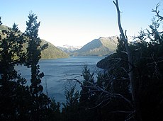 Vue du lac Mascardi (bassin du río Manso). Ce lac porte le nom du Père jésuite Nicolás Mascardi, qui dans la deuxième moitié du XVIIe siècle établit une mission sur les rives du lac Nahuel Huapi.