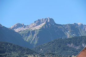 Pointe du Midi (w środku) otoczone przez Pointe Dzérat lub East Pointe du Midi po lewej i Pointe Blanche po prawej widziane z Marignier na północy.