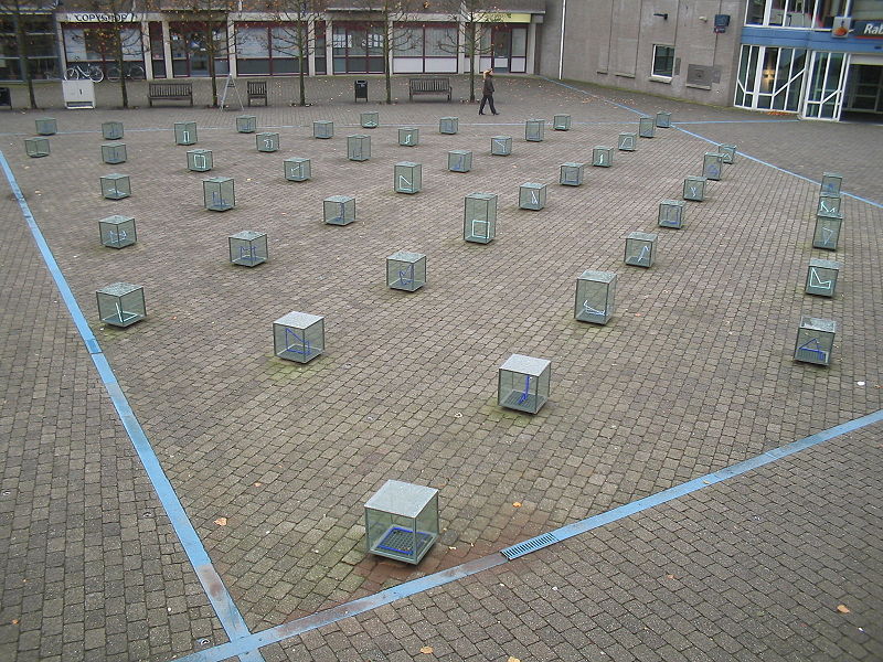 File:Leerdam plein met glas.jpg