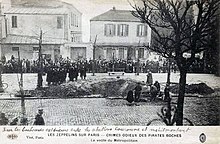 Carte postale en noir et blanc montrant un cratère au milieu d'un boulevard, provoqué en 1916 par une bombe