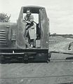 Denise conduit le train des ardoisières de la Pouëze (49), son mari étant décédé. photo année 1950, Collection Odile Cardouat-Bedouet, commission du patrimoine commune de la Pouëze.