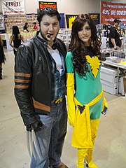 Cosplay de Jean Grey en tant que Phénix (avec à ses côtes Wolverine).