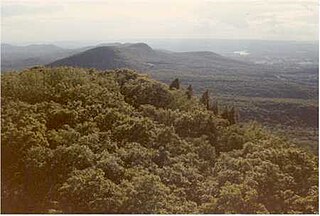 <span class="mw-page-title-main">Long Mountain (Hampshire County, Massachusetts)</span> Traprock mountain in Hampshire County, Massachusetts, U.S.