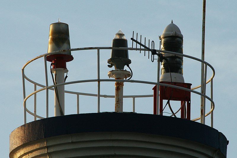 File:Luces y antenas del faro de Cabo Home (4529642560).jpg