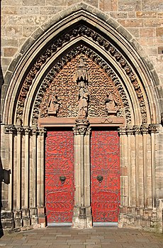 Marburg Elisabethkirche Westportal von W 03.jpg