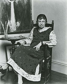 Margerit Zorach, amerikalik rassom va matbaa ustasi, 1887-1968, o'z studiyasida (kesilgan) .jpg