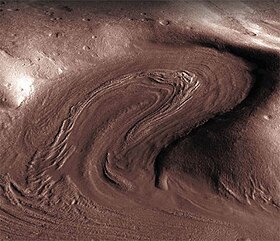 Полосные долинные отложения[англ.] в районе столовых гор Протонил[англ.] - образования, напоминающие ледники; снимок панхроматической контекстной камеры (CTX) аппарата Mars Reconnaissance Orbiter, 2008 г.[28]