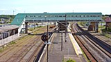 松川駅構内。川俣線の列車は白い柵がある駅舎側のホームから発着していた。