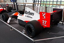 Foto del retro della McLaren MP4 / 5B di Senna, timbrata con il numero 27, in esposizione.