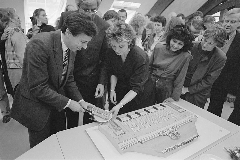 File:Minister Brinkman opent gebouw Fonds voor Beeldende Kunsten in Amsterdam, Bestanddeelnr 934-1968.jpg